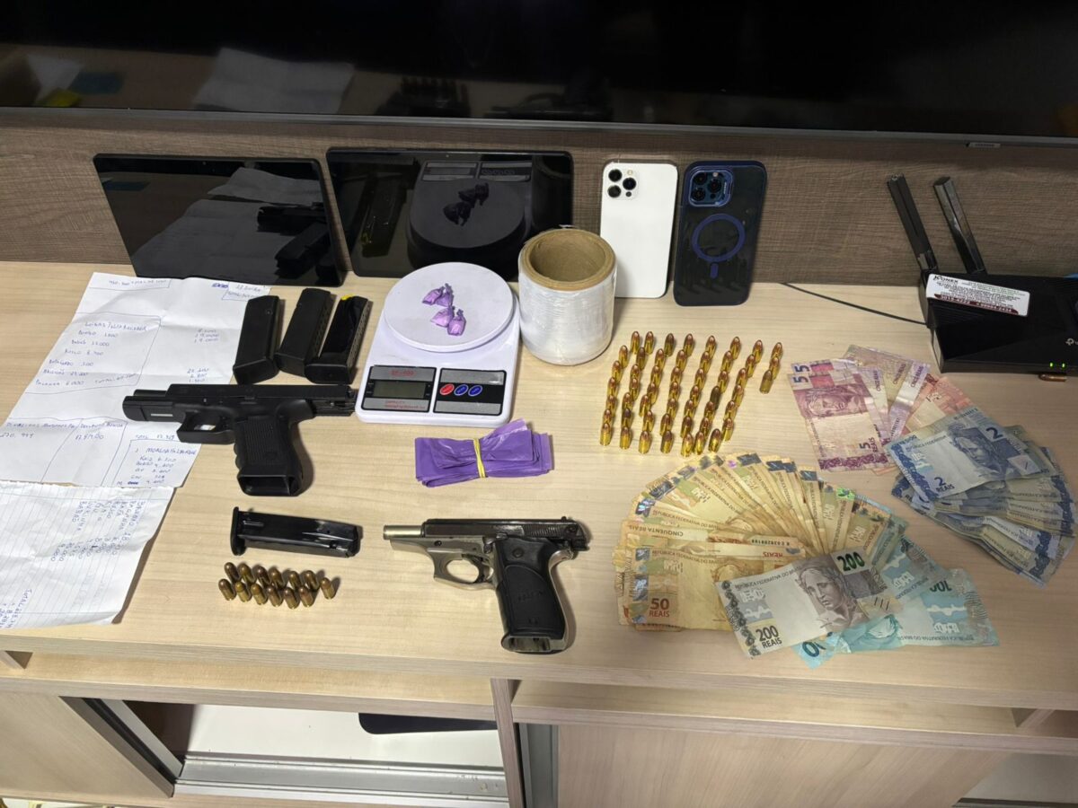 Em operação contra o tráfico, polícia prende oito e apreende armas e drogas