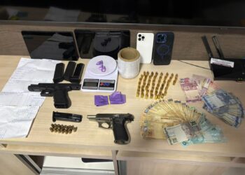 Em operação contra o tráfico, polícia prende oito e apreende armas e drogas
