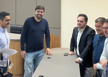 Paranacity aprova projeto que proíbe uso celular sem fim pedagógico em escolas municipais