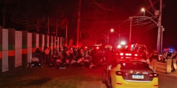 Motociclista atropela alunos da PM, cai e morre na hora