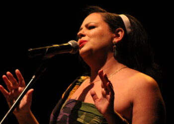 Registro da apresentação anterior de Elba Leal no Teatro Barracão (Crédito: Arquivo/Cristiano Martinez)