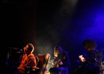 Cantora e compositora em apresentação no Teatro Barracão, em agosto de 2025 (Crédito: Arquivo/Cristiano Martinez)