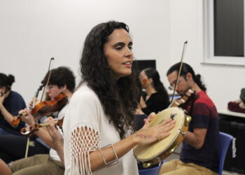 Carol Panesi conduz oficina no Sesc Maringá (Crédito: Cristiano Martinez)