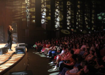 Zélia Dunca no palco do Teatro Calil Haddad (Crédito: Cristiano Martinez)