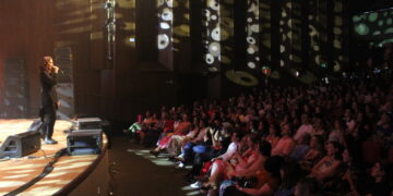 Zélia Dunca no palco do Teatro Calil Haddad (Crédito: Cristiano Martinez)