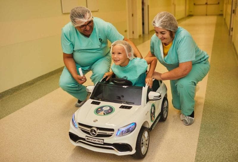 Crianças internadas na Pediatria do Hospital Universitário de Maringá irão para o Centro Cirúrgico dirigindo carinhos