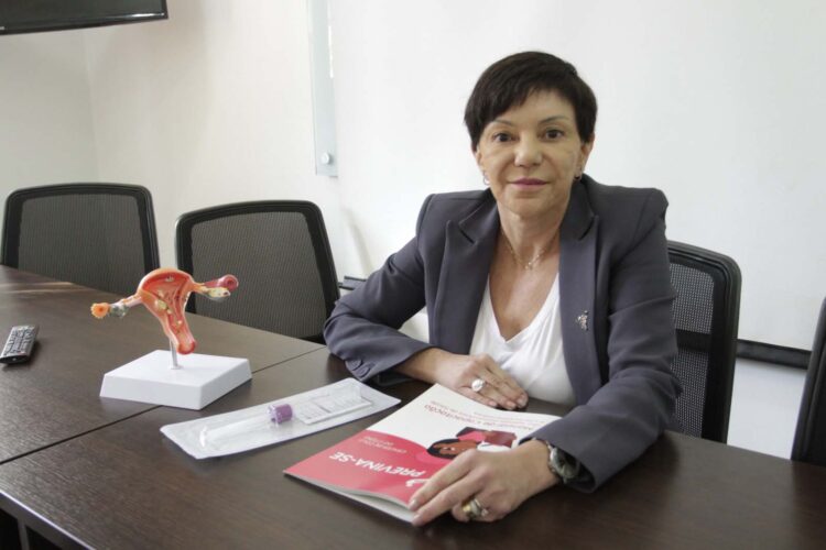 Maringaense Mácia Consolaro faz parte da equipe que elaborou diretriz nacional do autoteste para HPV Foto: UEM