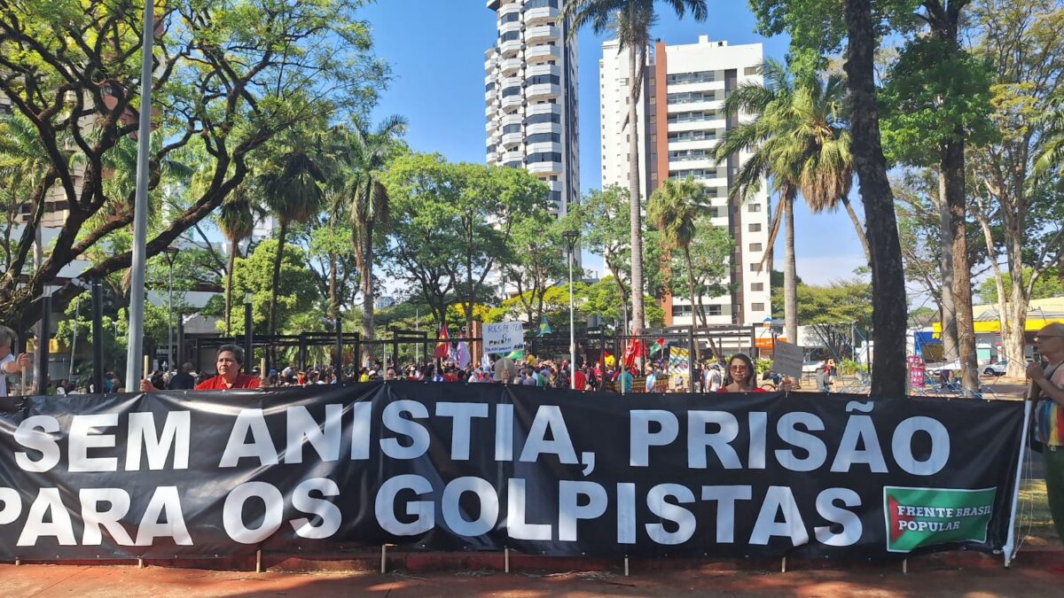 Manifestações contra a PEC da Blindagem, como a realizada em Maringá, aconteceram em todo o Brasil