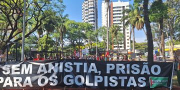 Manifestações contra a PEC da Blindagem, como a realizada em Maringá, aconteceram em todo o Brasil