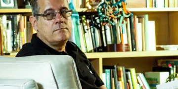 Paulo Henriques Britto é empossado como novo membro da Academia Brasileira de Letras