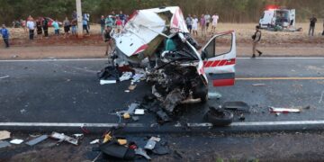 Uma batida frontal entre ambulância e caminhão, na PR-082, mata duas mulheres