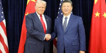 O presidente chinês, Xi Jinping, reúne-se com o presidente norte-americano, Donald Trump, em Busan, na República da Coreia, em 30 de outubro de 2025. (Xinhua/Huang Jingwen)
