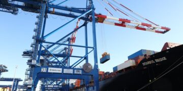 Foto tirada em 19 de outubro de 2025 mostra contêiner sendo descarregado do "Ponte de Istambul", o primeiro navio da rota expressa de contêineres China-Europa pelo Ártico, no Porto de Gdansk, Polônia. (Xinhua/Cui Li)  Named "Istanbul Bridge," the container ship departed from the Ningbo-Zhoushan Port in east China, carrying about 4,000 twenty-foot equivalent units (TEUs) of cargo. It will discharge its load at ports in Britain, Germany, Poland and the Netherlands. (Xinhua/Cui Li)