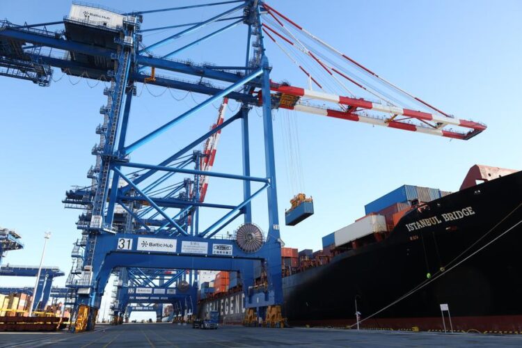 Foto tirada em 19 de outubro de 2025 mostra contêiner sendo descarregado do "Ponte de Istambul", o primeiro navio da rota expressa de contêineres China-Europa pelo Ártico, no Porto de Gdansk, Polônia. (Xinhua/Cui Li) Named "Istanbul Bridge," the container ship departed from the Ningbo-Zhoushan Port in east China, carrying about 4,000 twenty-foot equivalent units (TEUs) of cargo. It will discharge its load at ports in Britain, Germany, Poland and the Netherlands. (Xinhua/Cui Li)