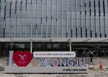 Foto tirada em 24 de setembro de 2025 mostra letreiro sobre a 32ª Reunião de Líderes Econômicos da Cooperação Econômica Ásia-Pacífico (APEC, na sigla em inglês) em Gyeongju, Coreia do Sul. (Foto por Jun Hyosang/Xinhua))