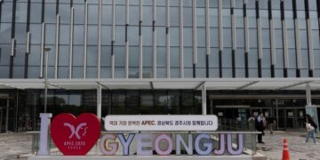 Foto tirada em 24 de setembro de 2025 mostra letreiro sobre a 32ª Reunião de Líderes Econômicos da Cooperação Econômica Ásia-Pacífico (APEC, na sigla em inglês) em Gyeongju, Coreia do Sul. (Foto por Jun Hyosang/Xinhua))