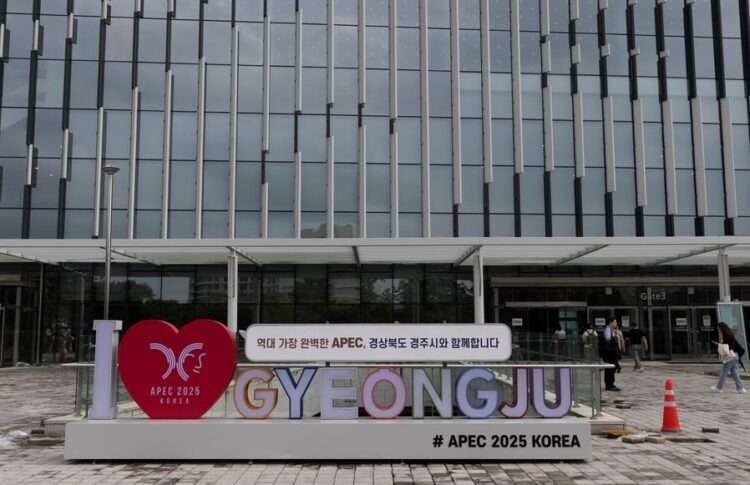Foto tirada em 24 de setembro de 2025 mostra letreiro sobre a 32ª Reunião de Líderes Econômicos da Cooperação Econômica Ásia-Pacífico (APEC, na sigla em inglês) em Gyeongju, Coreia do Sul. (Foto por Jun Hyosang/Xinhua))
