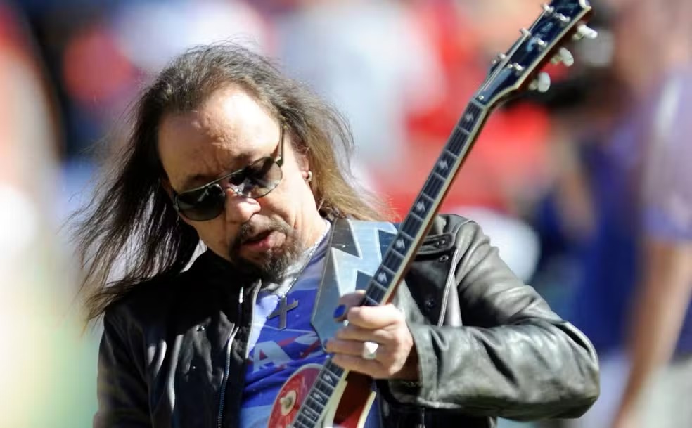 Morre Ace Frehley, fundador do Kiss, aos 74 anos