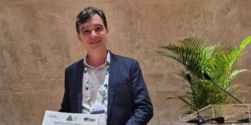 Marcelo Escudeiro, professor da UEM, conquista prêmio por livro na área área da Matemática