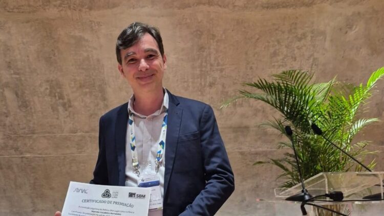 Marcelo Escudeiro, professor da UEM, conquista prêmio por livro na área área da Matemática