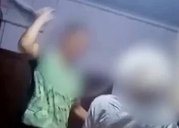 Mulher é presa em flagrante agredindo a mãe e familiares dizem que agressões eram frequentes