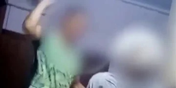 Mulher é presa em flagrante agredindo a mãe e familiares dizem que agressões eram frequentes