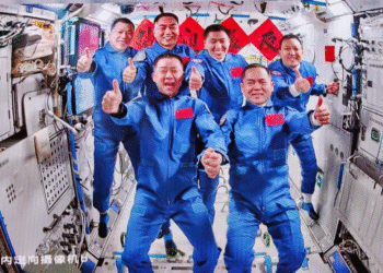 Astronautas da Shenzhou-21 entram na estação espacial