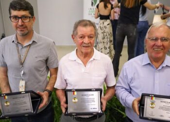 Chico Dantas e Osvaldo Danhoni recebem o Prêmio Mérito Ambiental Adriano Valente, oferecido pelo Instituto Ambiental de Maringá