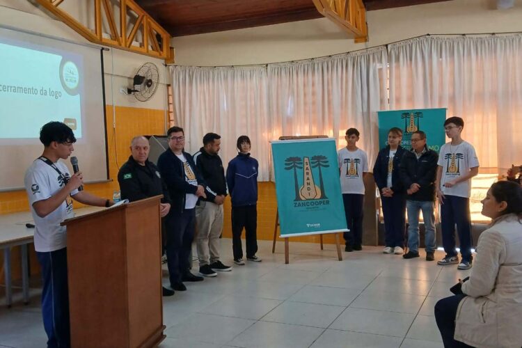 Na cooperativa mir0im Zancooper, em colégio de Sarandi, alunos aprendem sobre tecnologia e trabalho em equipe
