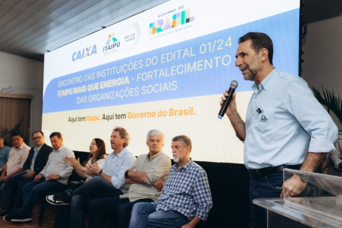 O diretor Enio Verri analisa com as instituições os impactos na sociedade resultantes dos investimentos feitos por Itaipu nas áreas social, ambiental e de estrutura Foto: Itaipu