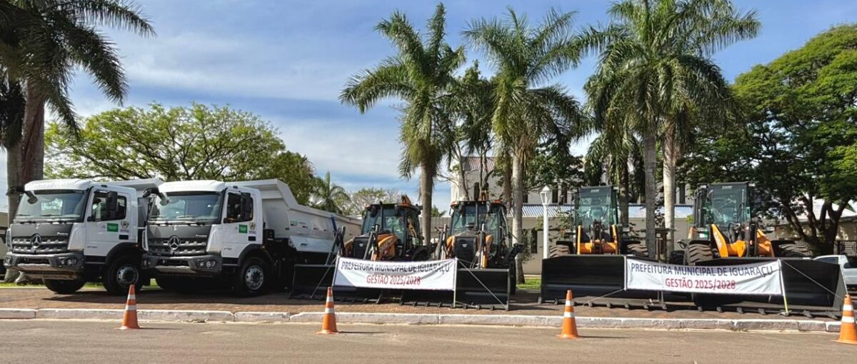 Iguaraçu rece duas pás-carregadeiras, duas retroescavadeiras edois caminhões do programa Estradas da Integração