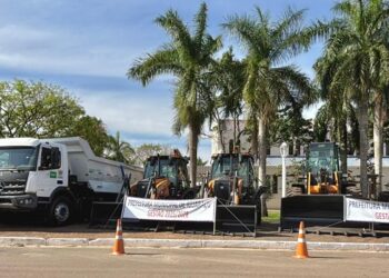 Iguaraçu rece duas pás-carregadeiras, duas retroescavadeiras edois caminhões do programa Estradas da Integração