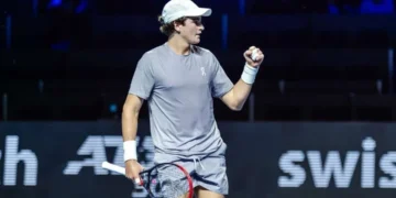 O tenista brasileiro João Fonseca bate Fokina, é campeão do ATP 500 da Basileia e conquista maior título da carreira