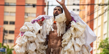 Espetáculo “Leno queria nascer flor”, também indicado para o Troféu Gralha Azul, completa o repertório da Caravana Ás de Paus (Crédito: Valéria Felix)