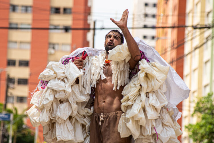Espetáculo “Leno queria nascer flor”, também indicado para o Troféu Gralha Azul, completa o repertório da Caravana Ás de Paus (Crédito: Valéria Felix)