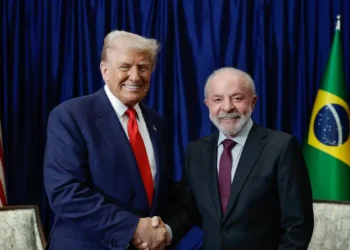 Lula e Trump se reúnem pela primeira vez para falar das tarifas e sanções que os Estados Unidos impõem sobre o Brasil