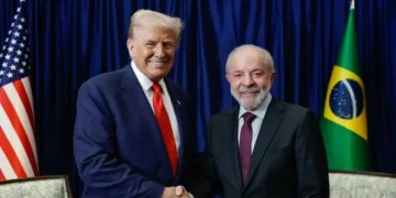 Lula e Trump se reúnem pela primeira vez para falar das tarifas e sanções que os Estados Unidos impõem sobre o Brasil
