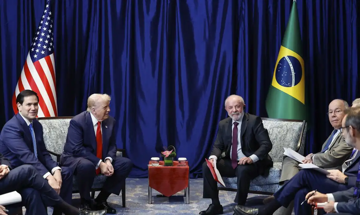 Lula se reúne com Trump na Malásia e discute relações entre Brasil-EUA