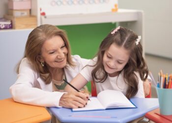 Campanha da Acim e Sinepe de reconhecimento aos professores movimenta o comércio de Maringá