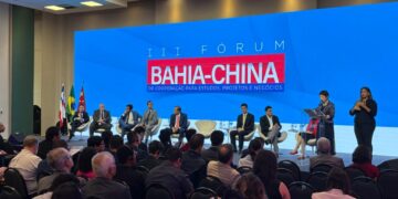A cônsul-geral da China no Rio de Janeiro, Tian Min, fez discurso na cerimônia de abertura do III Fórum Bahia-China, em 25 de novembro de 2025. (Xinhua/Zhou Yongsui)