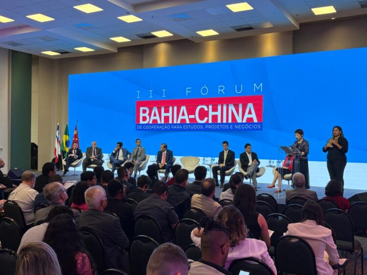A cônsul-geral da China no Rio de Janeiro, Tian Min, fez discurso na cerimônia de abertura do III Fórum Bahia-China, em 25 de novembro de 2025. (Xinhua/Zhou Yongsui)