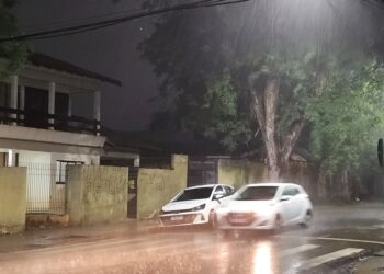 Chuva em Maringá na noite deste sábado (1º) - Crédito: Cristiano Martinez