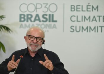 Foto tirada em 4 de novembro de 2025 mostra o presidente brasileiro, Luiz Inácio Lula da Silva, em uma coletiva de imprensa às vésperas da 30ª Conferência das Nações Unidas sobre Mudanças Climáticas em Belém, Pará, Brasil. (Foto por Lúcio Távora/Xinhua)