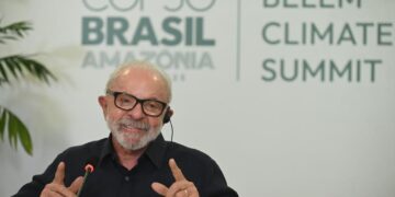 Foto tirada em 4 de novembro de 2025 mostra o presidente brasileiro, Luiz Inácio Lula da Silva, em uma coletiva de imprensa às vésperas da 30ª Conferência das Nações Unidas sobre Mudanças Climáticas em Belém, Pará, Brasil. (Foto por Lúcio Távora/Xinhua)