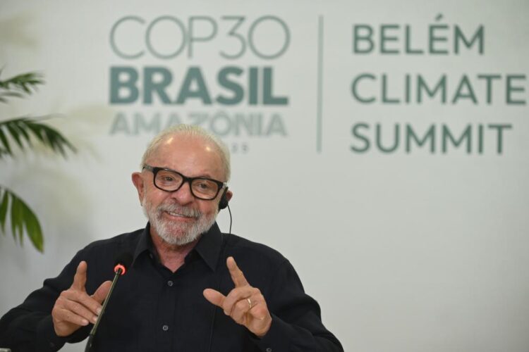 Foto tirada em 4 de novembro de 2025 mostra o presidente brasileiro, Luiz Inácio Lula da Silva, em uma coletiva de imprensa às vésperas da 30ª Conferência das Nações Unidas sobre Mudanças Climáticas em Belém, Pará, Brasil. (Foto por Lúcio Távora/Xinhua)
