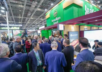 Foto tirada em 6 de novembro de 2025 mostra o estande da Associação Brasileira das Indústrias Exportadoras de Carnes (ABIEC) na 8ª Exposição Internacional de Importação da China (CIIE), em Shanghai, no leste da China. (Foto oferecida pela ABIEC)