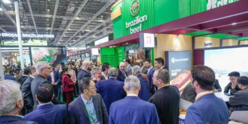 Foto tirada em 6 de novembro de 2025 mostra o estande da Associação Brasileira das Indústrias Exportadoras de Carnes (ABIEC) na 8ª Exposição Internacional de Importação da China (CIIE), em Shanghai, no leste da China. (Foto oferecida pela ABIEC)