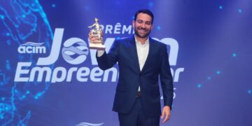 CEO da GTFoods, Rafael Tortola recebe o Prêmio Jovem Empreendedor 2025