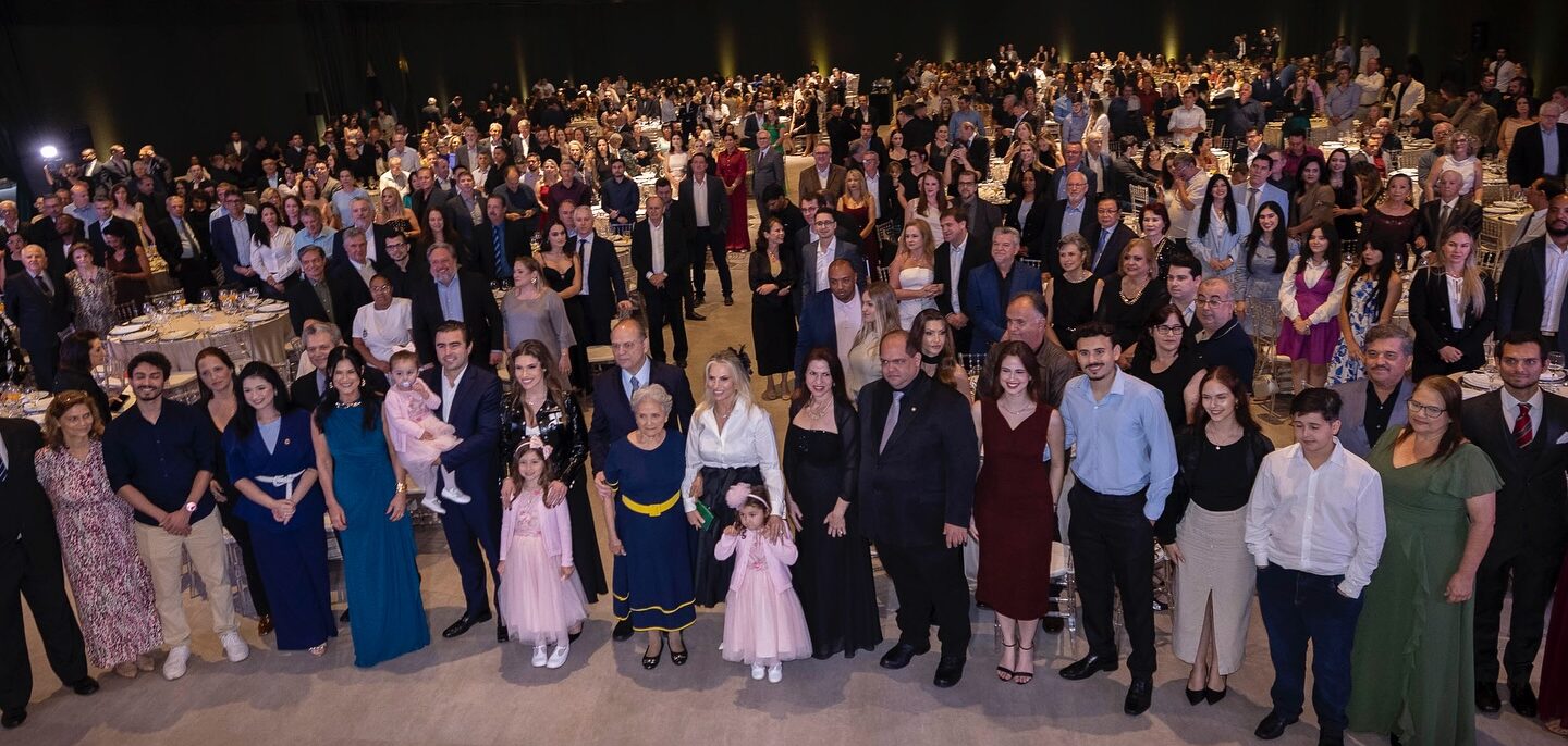 Ricardo Barros festeja 66 anos cercado pela família