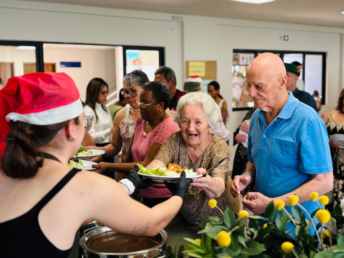 Prefeitura promove almoço especial de fim de ano no Condomínio do Idoso